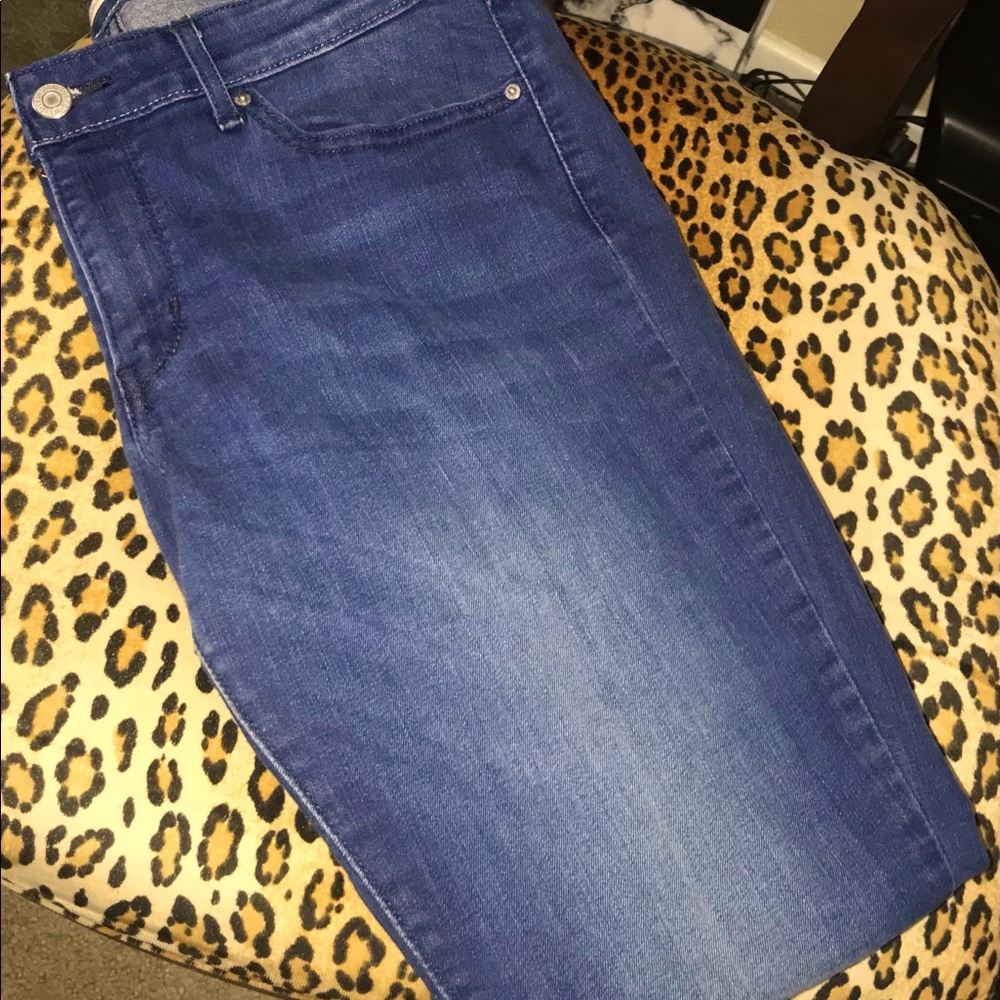 Levi’s Women’s 711 Skinny Jeans